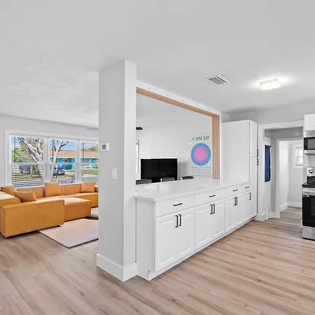 Palms Retreat In Central Largo - Mins To The Sand!